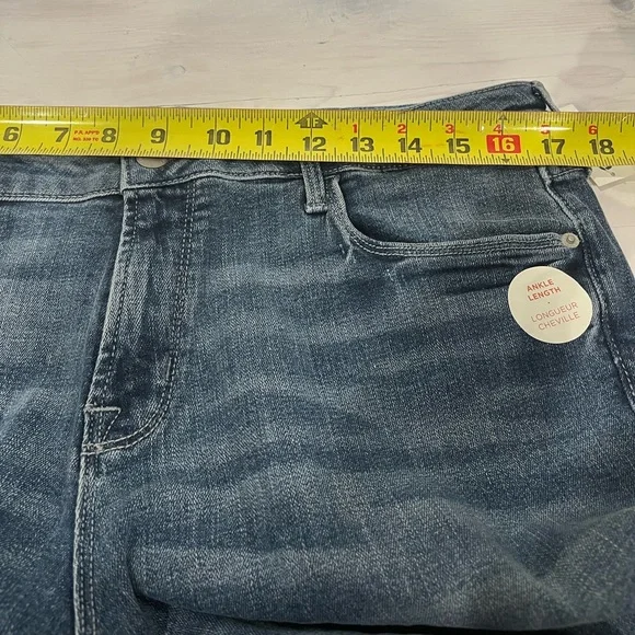 NEW Old Navy Rockstar Ankle Jeans Frayed Hem Mid-Rise Denim Blue Women's Size 14 - Picture 9 of 10